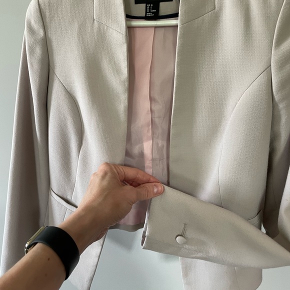 H&M blazer. Size 6 - Picture 3 of 4
